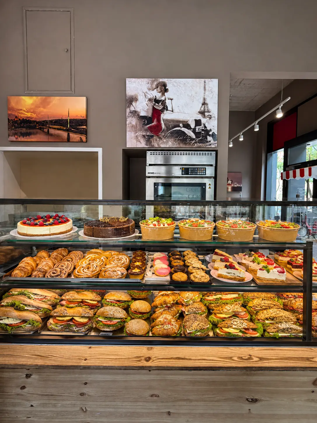 Vitrine mit Kuchen, Croissants, Sandwiches und Snacks